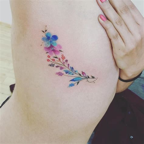 tattoo en las costillas para mujer|Tatuajes en las costillas: significado, diseños y。